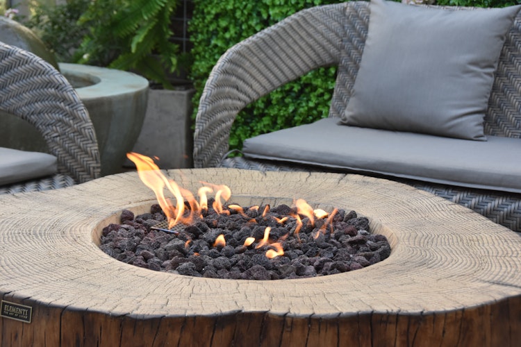 Gardenforma Sitzgruppen -Set: Gas Feuerstelle Manchester aus Faserbeton in Baumstammoptik, redwood & 4x Hocker