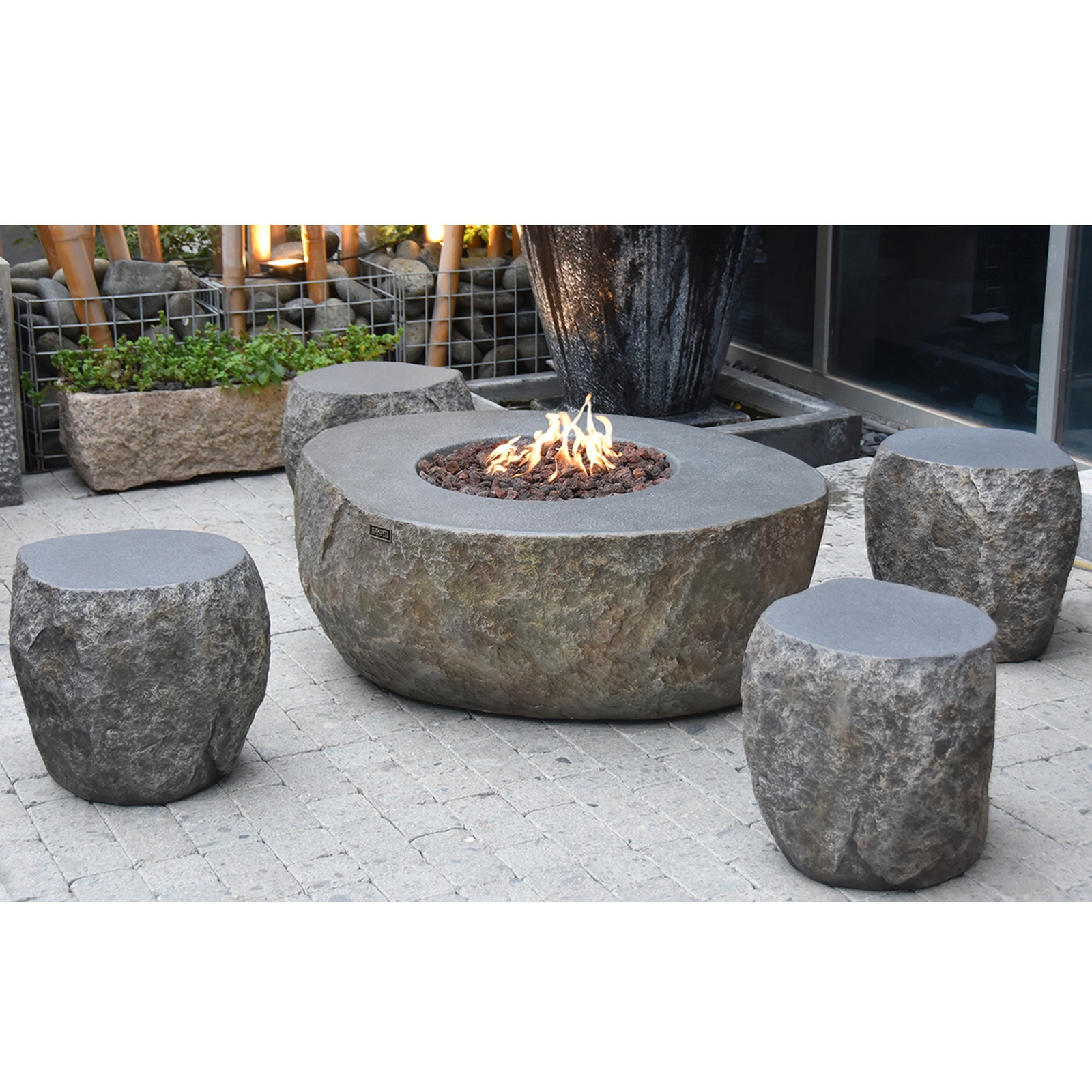 Gardenforma Sitzgruppen-Set: Gas Feuerstelle Vesuv in Basaltoptik aus Faserbeton & 4x Hocker