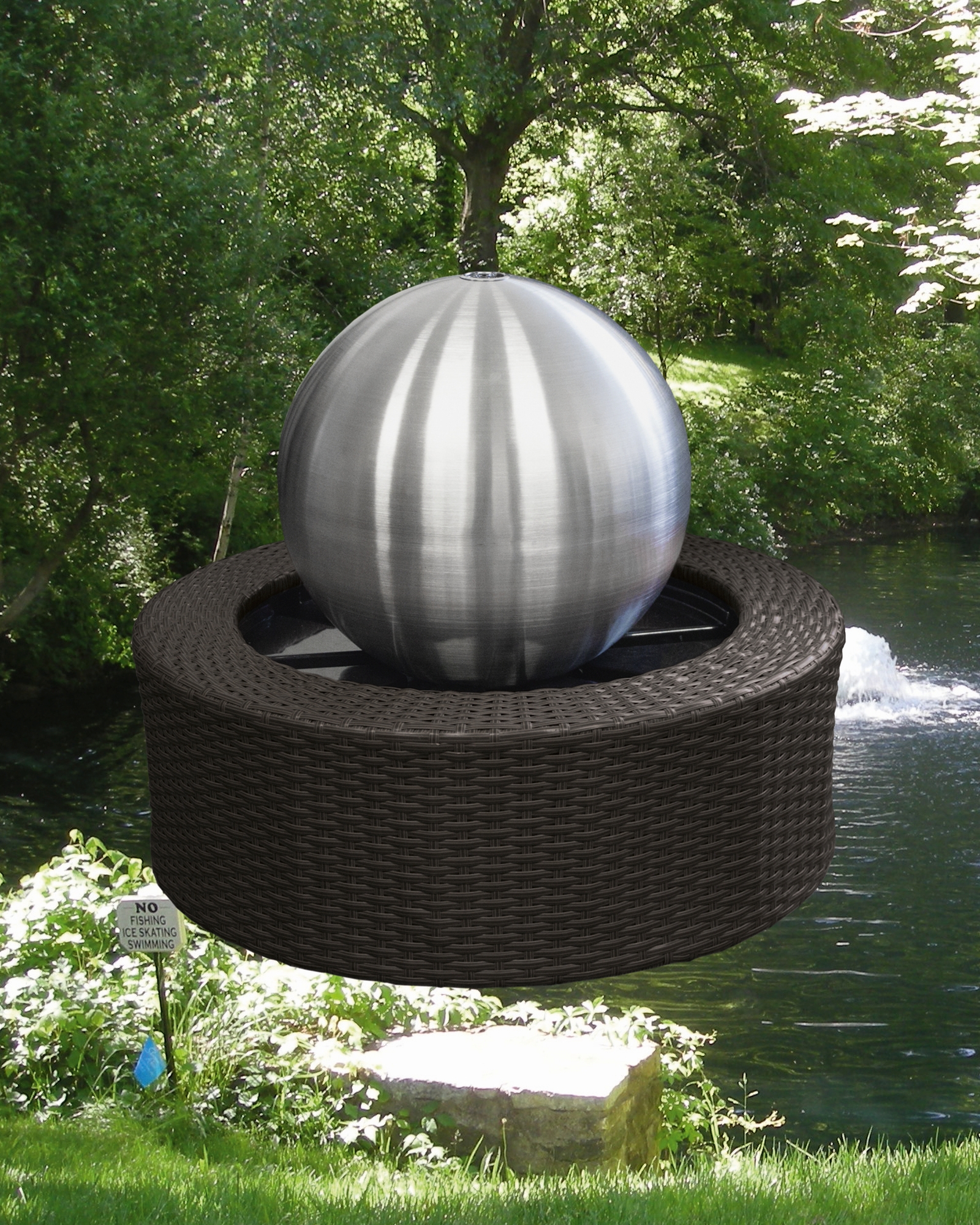 Gardenforma Wasserspiel mit Edelstahl-Kugel 35 cm, Rattanumrandung, Pumpe und LED