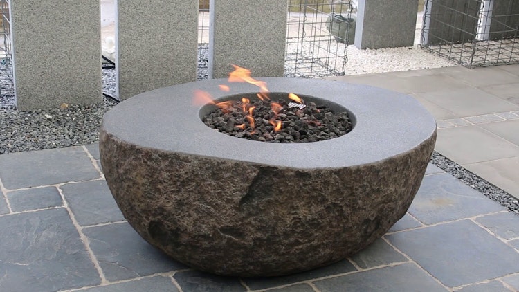 Gardenforma Sitzgruppen-Set: Gas Feuerstelle Vesuv in Basaltoptik aus Faserbeton & 4x Hocker Gardenforma Sitzgruppen-Set: Gas Feuerstelle Vesuv in Basaltoptik aus Faserbeton & 4x Hocker